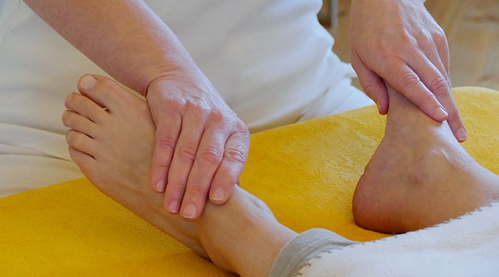 Fußreflexzonenmassage und Fußreflexzonentherapie von Physiotherapeutin und Heilpraktikerin Claudia Rösner Greven